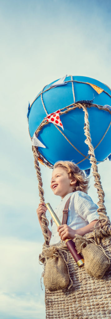 Enfant dans une mongolfière profitant de ses vacances