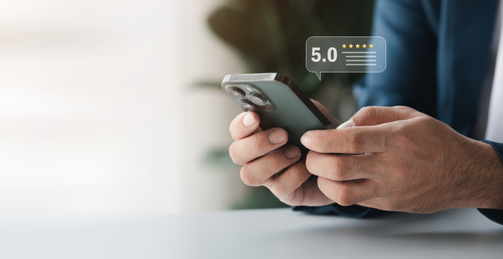 Client laissant un avis positif sur son téléphone