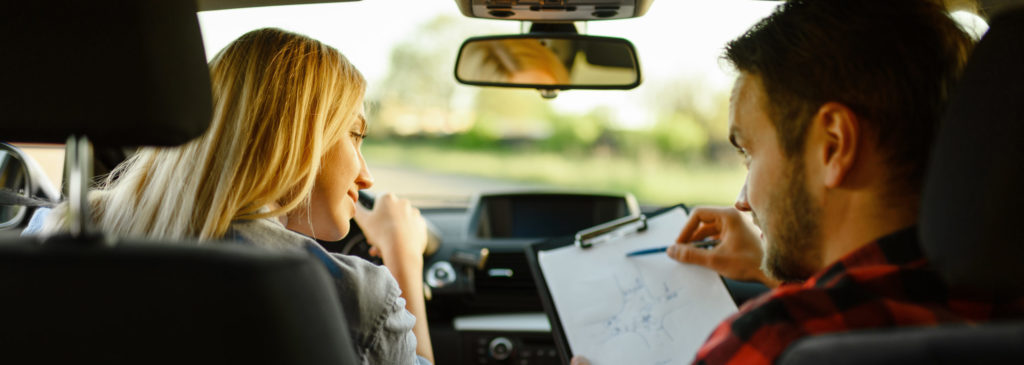 Élèvre en cours de conduite avec son moniteur