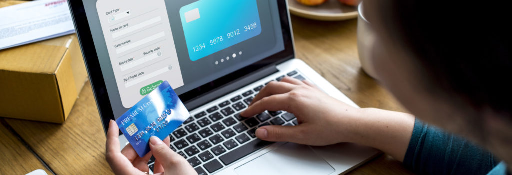 internaute sur un site de e-commerce