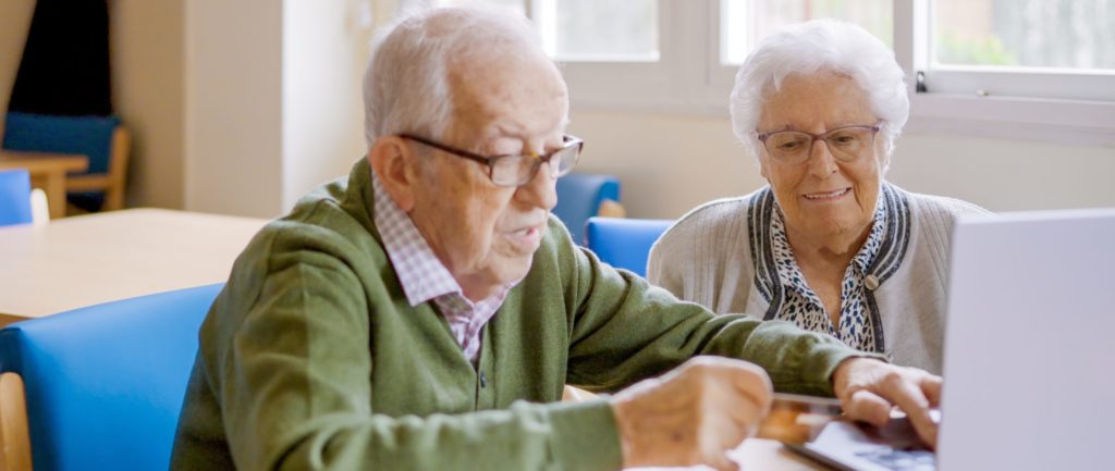 Personnes âgées naviguant sur internet
