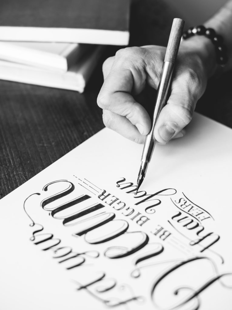 Un designer dessine une typographie personnalisée