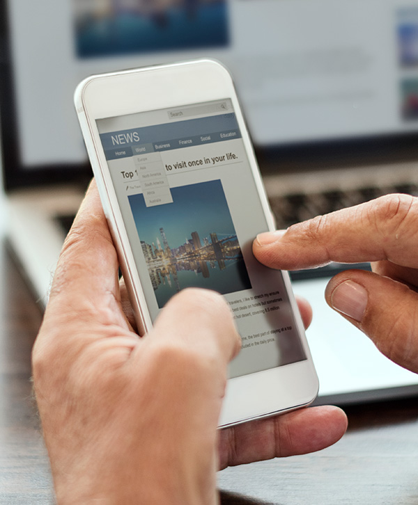 une personne naviguant sur internet sur son smartphone