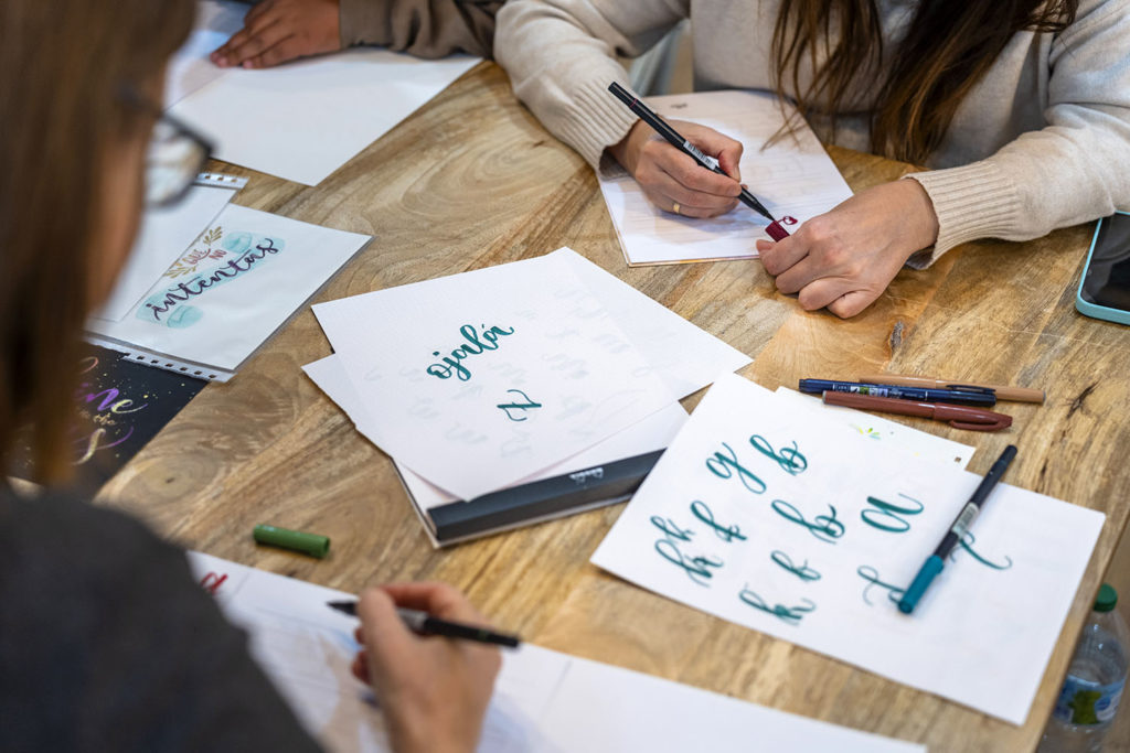 L'agence de communication travaille sur la création de logo