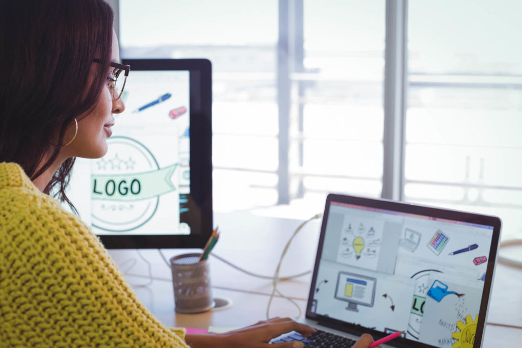 Une designeuse travaille sur la création d'un logo