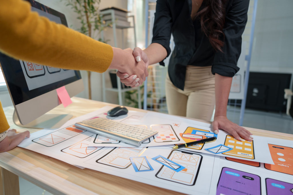 un client rencontre une agence de communication