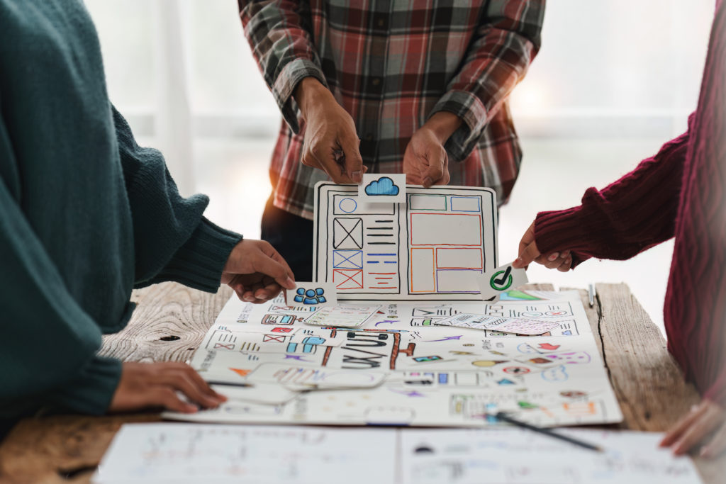 une agence de communication travaille sur la finalisation d'une identité graphique