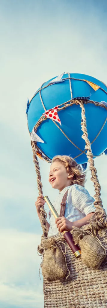 Enfant dans une mongolfière profitant de ses vacances